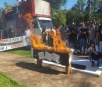Policiais queimam caixão em frente à sede do governo de MS durante protesto