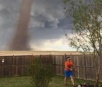 Calma de homem que cortou grama do quintal durante tornado no Canadá viraliza