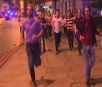 Homem andando com cerveja na mão após ataque em Londres se torna símbolo de força