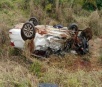 Acidente entre carro e carreta mata uma pessoa e deixa três homens feridos