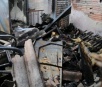 Bombeiros salvam cães de chamas, mas quitinete é destruída em incêndio