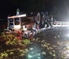 Caminhão tomba no Paraná e douradenses ficam feridos