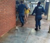 Jovem é levado pelado para delegacia após danificar quarto de motel em Dourados
