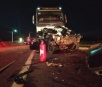 Carro fica destruído após motorista tentar ultrapassagem entre caminhões na BR-163