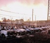 Fogo se alastra para terrenos vizinhos depois de queimar 80 carros