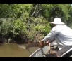 Pescadores arrastam cobra sucuri gigante no rio Santa Maria