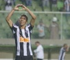 Sem Ronaldinho, Atlético-MG vira contra Santos em casa e sobe para 5º
