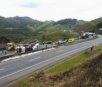 Cegonheira carregada com 15 veículos tomba na Fernão Dias