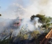 Corpo de Bombeiros combate incêndio criminoso na periferia de Dourados