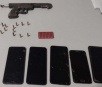 Suspeito de tráfico de drogas, homem é preso com arma de fogo, munições e celulares