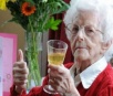 Idosa de 111 anos atribui longevidade à bebida e cigarro