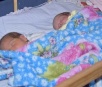 Casal de catadores de lixo pede ajuda após nascimento de bebês gêmeos prematuros em MS