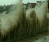 Tufão provoca ondas gigantes na China