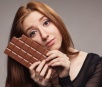 Chocolate dá espinha? Dermatologista explica mitos e verdades