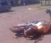Motociclista sem capacete morre após colidir em ônibus escolar
