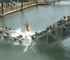 Vídeo mostra momento em que ponte lotada desaba na China