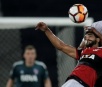 Com portões fechados, Flamengo sofre com River e leva empate no finzinho
