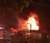 Incêndio destrói loja de tintas e deixa bombeiro ferido em SP