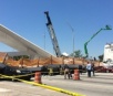 Ponte de pedestres cai em Miami deixando mortos e feridos