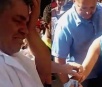 VÍDEO: ambulante se emociona após população comprar salgados que seriam apreendidos