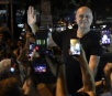 Oscar Maroni cumpre 'promessa' e distribui cerveja após pedido de prisão de Lula