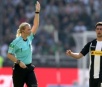 Clube alemão pode ser punido por ofensas a árbitra após gol anulado por VAR