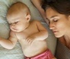 Bebês que dormem na mesma cama dos pais têm mais chances de morte súbita