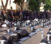 Na Tailândia, polícia baixa as armas e se junta aos manifestantes; assista ao vídeo