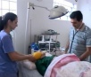 Enfermeiros se revezam em respirador manual por 18 horas para salvar idoso