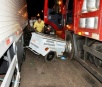 Homem colide moto em caminhões e morre no HV