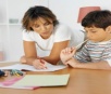 Pai pode ajudar o filho a fazer a lição de casa? Veja mitos e verdades