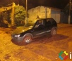 Veículo ''cai'' em valeta aberta para rede de esgoto na COHAB