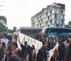 Durante protesto, professores tentaram interromper a passagem do ônibus