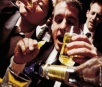 Estudo diz que homens precisam beber com os amigos duas vezes por semana para reforçar a saúde