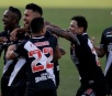 Vasco faz gol relâmpago, resiste com menos um e bate Grêmio em São Januário