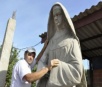 Artista ganha vida na Vila São Pedro produzindo estátuas de cimento
