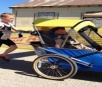 Americano surpreende ao terminar prova de triatlo infantil levando irmão deficiente; veja fotos