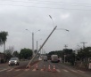 Caminhoneiro bate e danifica mais um poste de avenida de Itaporã e evade do local