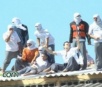 Três reféns são jogados do telhado durante rebelião na penitenciária de Cascavel