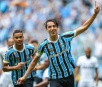 Grêmio sofre, vira sobre Ceará e cola nos líderes do Brasileirão