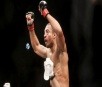 Aldo sofre, vence luta nervosa e mantém único título brasileiro do UFC
