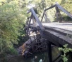 Caminhão derruba ponte de rio em Bodoquena e deixa turistas isolados em balneários