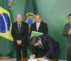 Bolsonaro assina decreto de posse de até 4 armas, que deve valer por 10 anos
