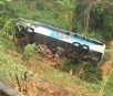 Quatro pessoas morrem após ônibus cair em ribanceira no Rio