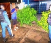 Policial evita suicídio e convence homem a tirar faca do pescoço; com vídeo