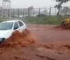 Chuva forte provoca alagamento em Ponta Porã e deixa carro no meio da correnteza