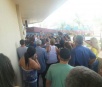 Contemplados do Deoclécio Artuzi protestam na prefeitura