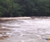 Cheia e rio turvo após chuva interditam balneários e gruta em Bonito