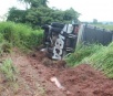 Motorista tomba caminhão carregado de frutas ao desviar de buraco na MS-276