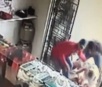 Câmeras mostram criminosos agredindo idoso durante assalto